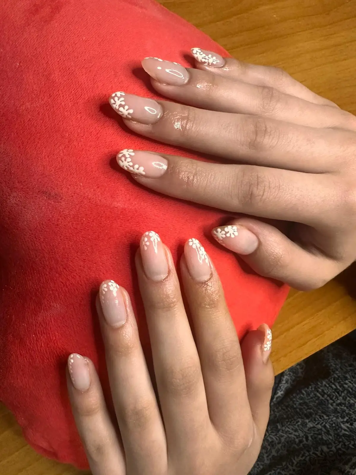 La stessa mano dopo il trattamento, con la manicure finita
